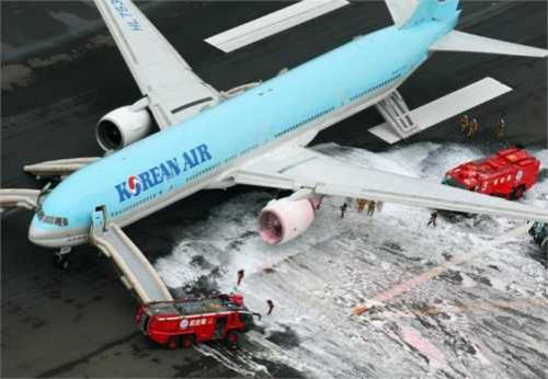 कोरियाई एयरलाइन के विमान में लगी आग, तकरीबन 300 लोगों को निकाला गया सुरक्षित