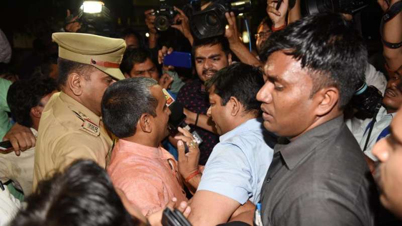 उन्नाव गैंगरेप मामले में विधायक को सिर्फ हिरासत में ना रखें, गिरफ्तार करें : इलाहाबाद हाईकोर्ट उन्नाव गैंगरेप मामले में विधायक को सिर्फ हिरासत में ना रखें, गिरफ्तार करें : इलाहाबाद हाईकोर्ट