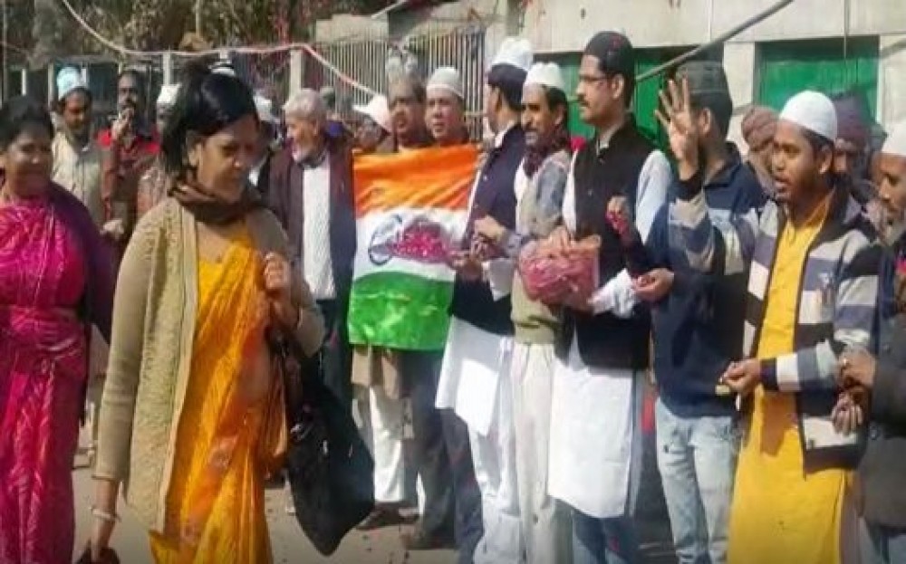 मुस्लिम नमाजियों ने गंगा जमुनी की तहज़ीब की दी मिशाल, कुम्भ में आये श्रद्धालुओं पर की फूलों की बरसात मुस्लिम नमाजियों ने गंगा जमुनी की तहज़ीब की दी मिशाल, कुम्भ में आये श्रद्धालुओं पर की फूलों की बरसात