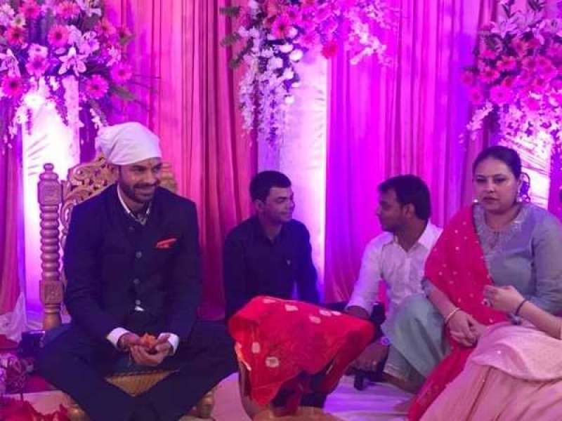 पिता लालू की गैर-मौजूदगी में पूरी रस्मों-रीति रिवाज के साथ तेज प्रताप यादव की हुई सगाई पिता लालू की गैर-मौजूदगी में पूरी रस्मों-रीति रिवाज के साथ तेज प्रताप यादव की हुई सगाई