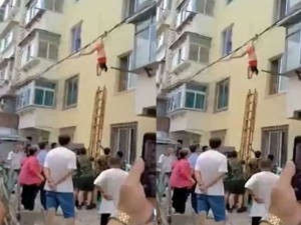 अपने प्रेमी से बना रही थी संबंध,भागने के चक्कर में बिजली के तार से लटक गयी 