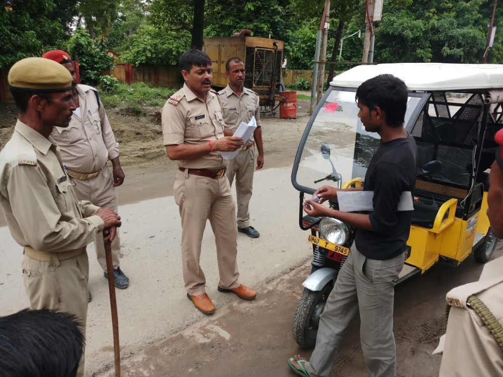 नाबालिग ई-रिक्शा चालकों के विरुद्ध अभियान में 06 वाहन सीज नाबालिग ई-रिक्शा चालकों के विरुद्ध अभियान में 06 वाहन सीज