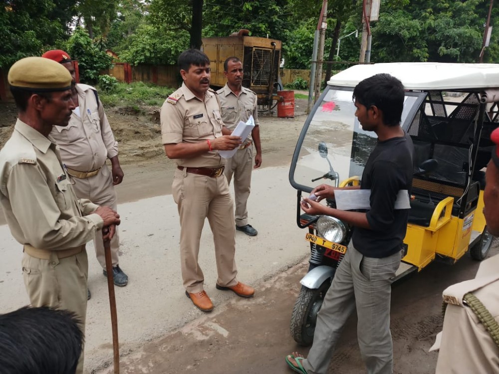 नाबालिग ई-रिक्शा चालकों के विरुद्ध अभियान में 06 वाहन सीज