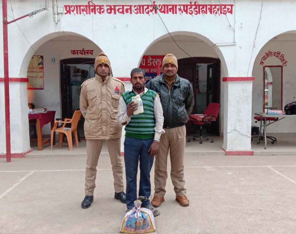 35 शीशी नेपाली कर्णाली शराब सहित एक अभियुक्त गिरफ्तार 35 शीशी नेपाली कर्णाली शराब सहित एक अभियुक्त गिरफ्तार