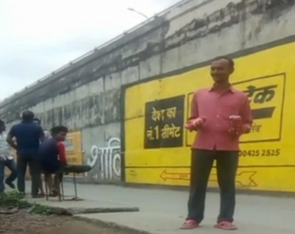 गांधी जयंती पर शराब की दुकानें बंद होने के बावजूद भी खुलेआम धड़ल्ले से बिक रही शराब गांधी जयंती पर शराब की दुकानें बंद होने के बावजूद भी खुलेआम धड़ल्ले से बिक रही शराब