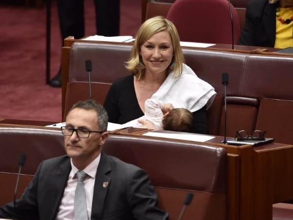 संसद में महिला एमपी ने बच्ची को कराया स्तनपान