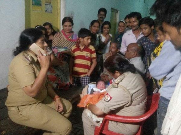 खाकी में भी छुपी एक ममता की मूरत खाकी में भी छुपी एक ममता की मूरत