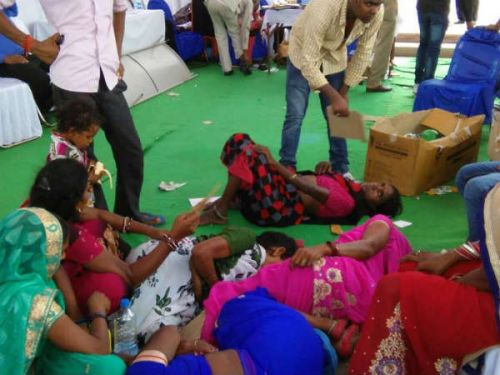 मायावती की रैली में हुई भगदड़ दर्जन भर लोग घायल व २ की मौत मायावती की रैली में हुई भगदड़ दर्जन भर लोग घायल व २ की मौत