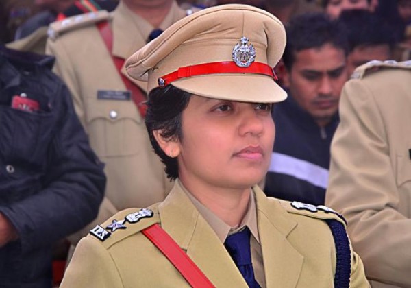 शादी के बाद IPS क्वालिफाई करने वाली मंजिल सैनी की आँखे हुए नम शादी के बाद IPS क्वालिफाई करने वाली मंजिल सैनी की आँखे हुए नम
