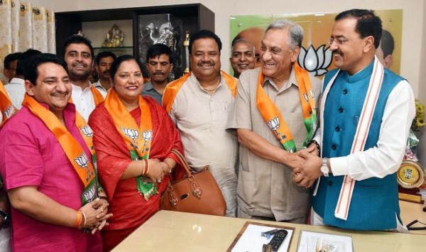 मौर्य ने बसपा के कई नेताओं और पूर्व विधायकों को भाजपा में किया शामिल मौर्य ने बसपा के कई नेताओं और पूर्व विधायकों को भाजपा में किया शामिल