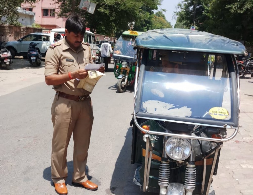 नाबालिग ऑटो रिक्शा चालकों के विरुद्ध चलाया गया अभियान नाबालिग ऑटो रिक्शा चालकों के विरुद्ध चलाया गया अभियान