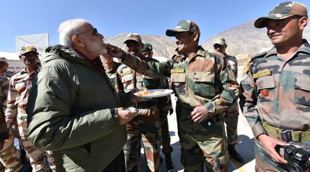 100 से अधिक सैनिकों ने राष्ट्रपति को लिखा पत्र, मिलिट्री के नाम पर वोट मांगने पर जताई चिंता 100 से अधिक सैनिकों ने राष्ट्रपति को लिखा पत्र, मिलिट्री के नाम पर वोट मांगने पर जताई चिंता