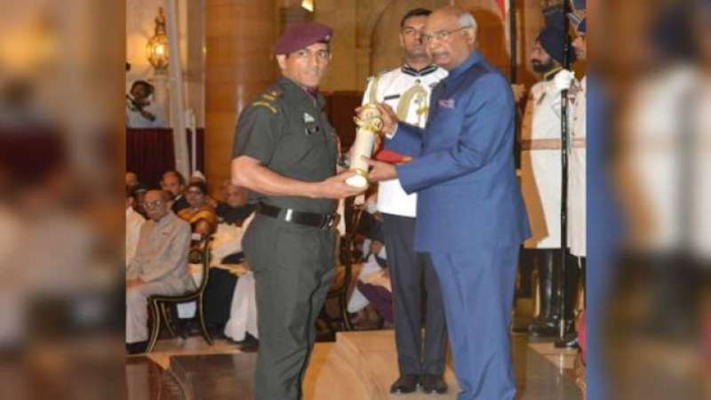 एमएस धोनी ने क्यों वर्दी पहनकर लिया पद्म भूषण पुरस्कार एमएस धोनी ने क्यों वर्दी पहनकर लिया पद्म भूषण पुरस्कार