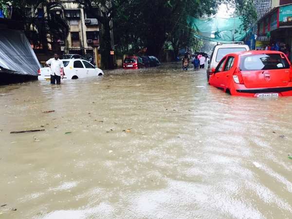 भारी बारिश से मुंबई का हाल हुआ बेहाल
