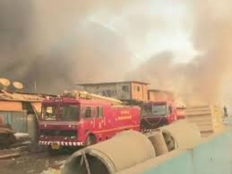दुकान में लगी भीषण आग, 20 दमकल की गाड़ियां मौके पर मौजूद दुकान में लगी भीषण आग, 20 दमकल की गाड़ियां मौके पर मौजूद