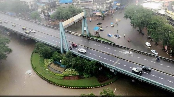 मुंबई बारिश में 12 लोगों की मौत, 5 लापता 
