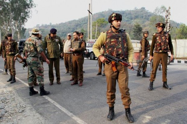 आर्मी अफसरों की पत्नियों की बहादुरी को सलाम आर्मी अफसरों की पत्नियों की बहादुरी को सलाम