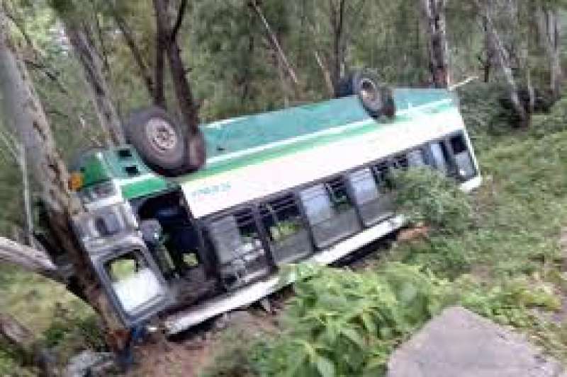 नैना देवी के पास यूपी के श्रद्धालुओं से भरी बस हिमाचल पलटी, 15 घायल नैना देवी के पास यूपी के श्रद्धालुओं से भरी बस हिमाचल पलटी, 15 घायल