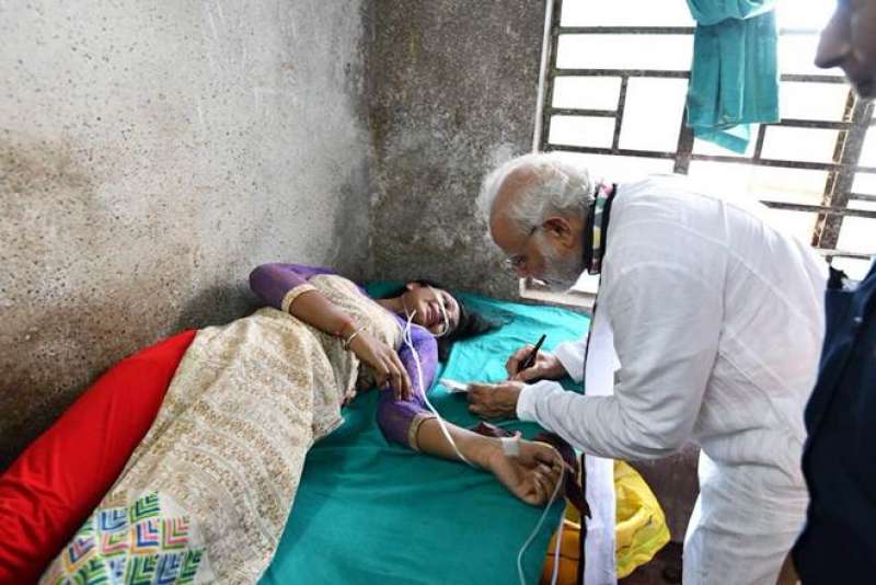 रैली में हुई घायल लड़की को PM मोदी ने दिया ऑटोग्राफ, मिलने लगे शादी के ऑफर