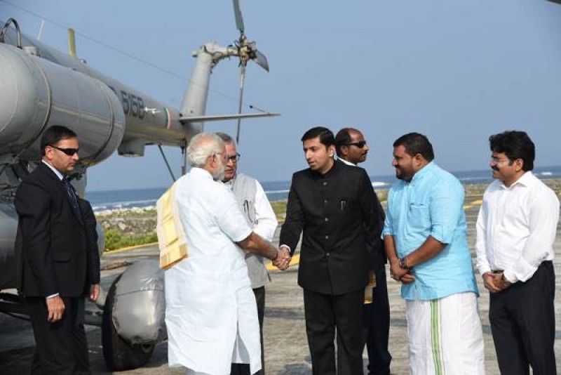 जीत का जश्न छोड़कर Cyclone Ockhi से हुई हानि का जायजा लेने लक्षद्वीप पहुंचे PM मोदी जीत का जश्न छोड़कर Cyclone Ockhi से हुई हानि का जायजा लेने लक्षद्वीप पहुंचे PM मोदी