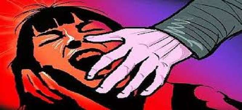 खूबसूरत लड़की को देखकर खाकी वर्दी धारी दीवाना हो गया और कर बैठा ये हरकत खूबसूरत लड़की को देखकर खाकी वर्दी धारी दीवाना हो गया और कर बैठा ये हरकत