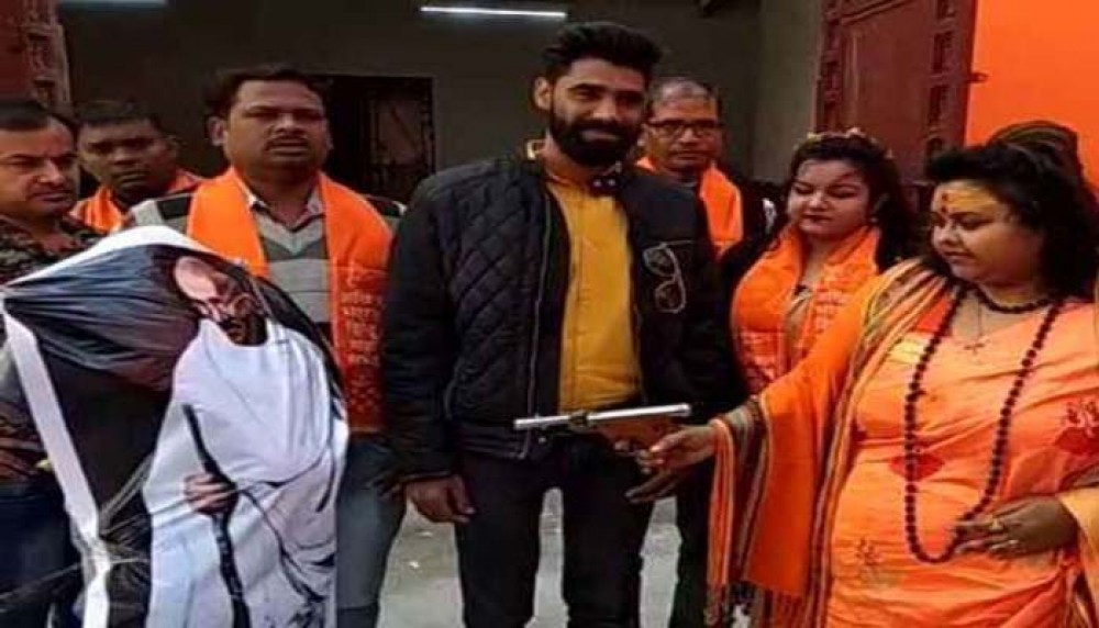 महात्मा गांधी के पुतले को गोली मारने वाली पूजा शकुन पांडेय गिरफ्तार महात्मा गांधी के पुतले को गोली मारने वाली पूजा शकुन पांडेय गिरफ्तार