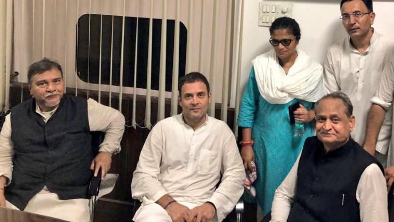 CBI मुद्दे को लेकर राहुल गांधी समेत कई कांग्रेस नेताओं ने दी अपनी गिरफ्तारी