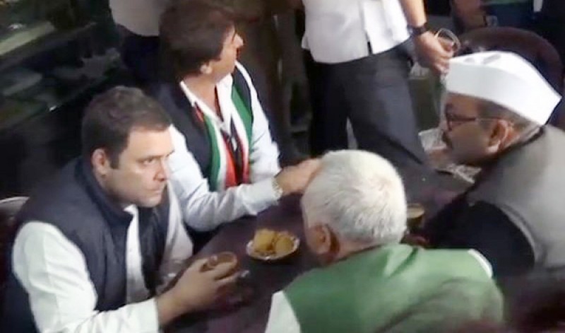 राहुल गांधी सफर रोक पहुंचे हनुमान मंदिर,और ढ़ाबे पर खाए चाय-समोसे राहुल गांधी सफर रोक पहुंचे हनुमान मंदिर,और ढ़ाबे पर खाए चाय-समोसे
