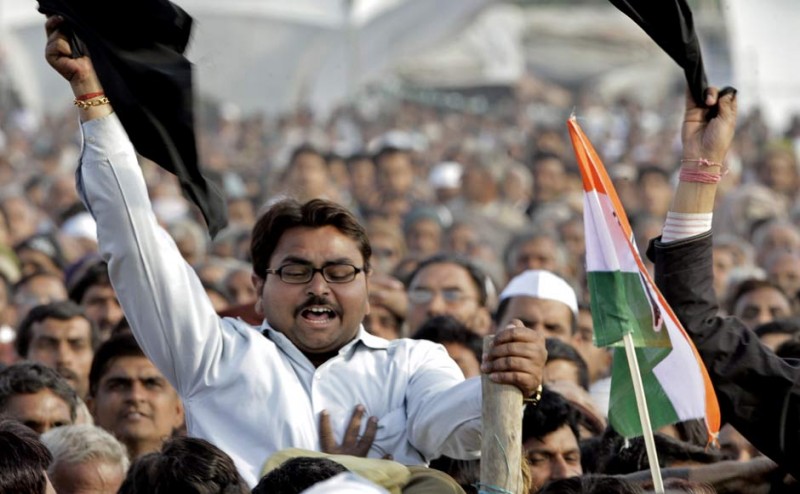 कर्नाटक में राहुल गांधी को काले झंडे दिखाए गए कर्नाटक में राहुल गांधी को काले झंडे दिखाए गए