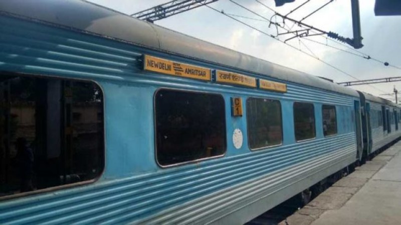 अब ट्रैन में भी मिलेगा 50% तक का डिस्काउंट अब ट्रैन में भी मिलेगा 50% तक का डिस्काउंट