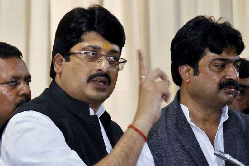 अखिलेश यादव के साथ हूं, मायावती के नहीं : राजा भैया अखिलेश यादव के साथ हूं, मायावती के नहीं : राजा भैया