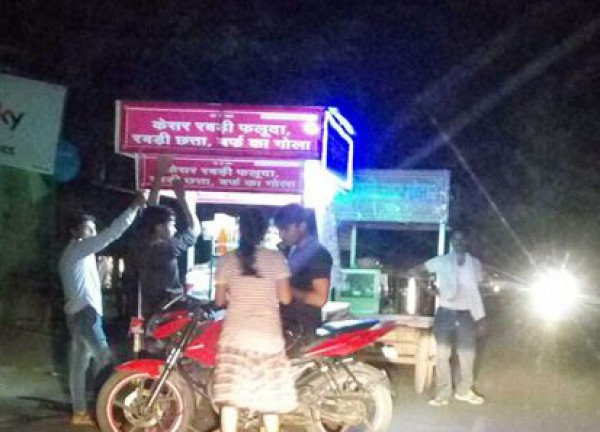 आधी रात बाद शहर डूबा रहा अंधेरे में आधी रात बाद शहर डूबा रहा अंधेरे में