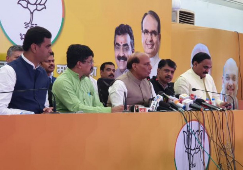 #MP Elections कांग्रेस मुख्यमंत्री पद के लिए चल रहा KBC का खेल,कौन बनेगा मुख्यमंत्री : राजनाथ सिंह #MP Elections कांग्रेस मुख्यमंत्री पद के लिए चल रहा KBC का खेल,कौन बनेगा मुख्यमंत्री : राजनाथ सिंह