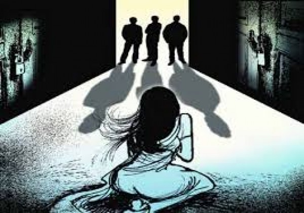 बाइक पर सवार युवको ने छात्रा को पिलाई शराब और किया दुष्कर्म बाइक पर सवार युवको ने छात्रा को पिलाई शराब और किया दुष्कर्म