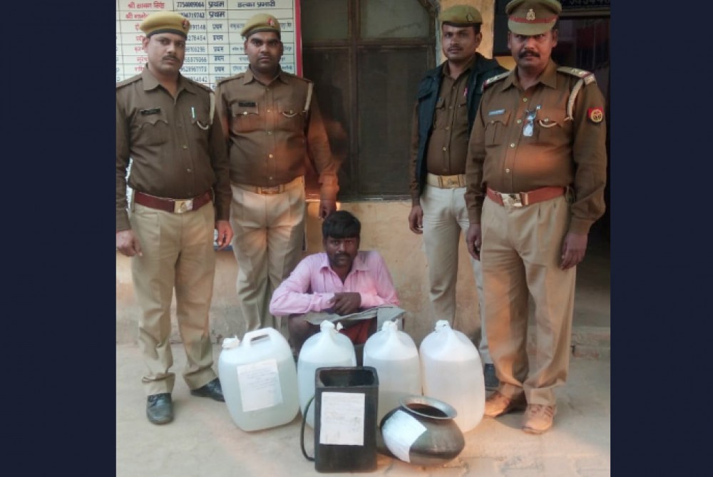 कच्ची शराब बनाते हुए एक व्यक्ति को बहराइच पुलिस ने किया गिरफ्तार कच्ची शराब बनाते हुए एक व्यक्ति को बहराइच पुलिस ने किया गिरफ्तार