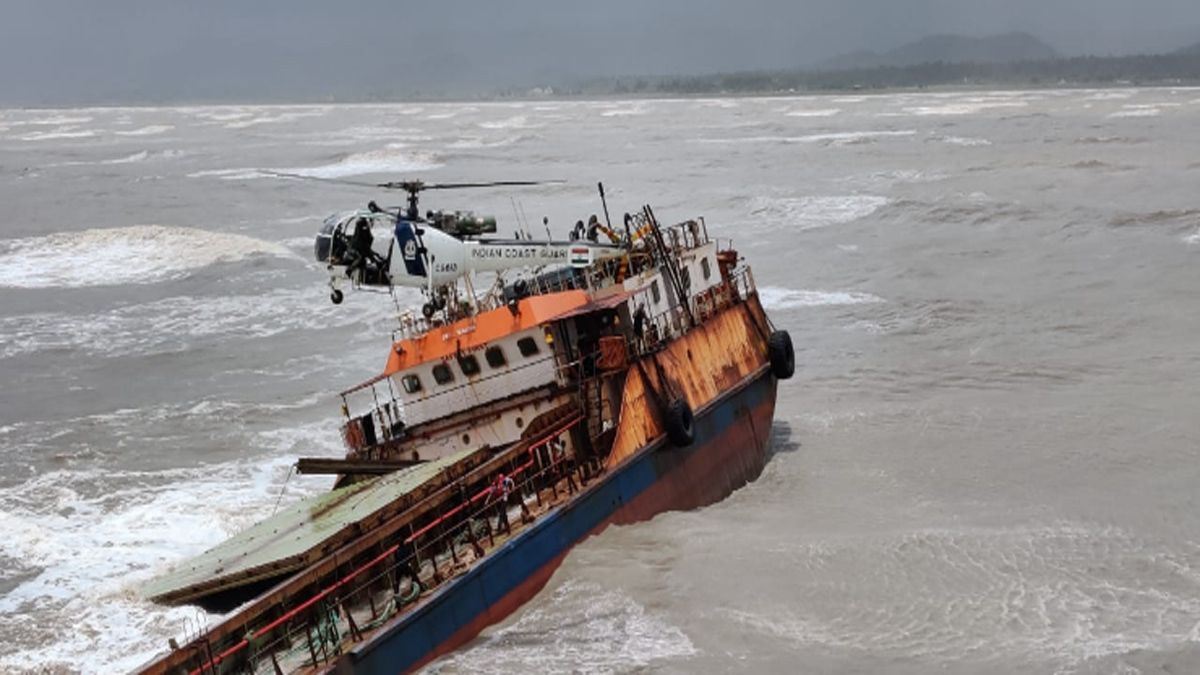 एमवी मंगलम से रेवदंडा बंदरगाह के पास डूबते हुए 16 क्रू मेंबर्स को बचाए गए, देखिये Video 