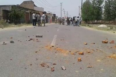 सहारनपुर में फिर भड़की हिंसा पुलिस पर किया पथराव सहारनपुर में फिर भड़की हिंसा पुलिस पर किया पथराव