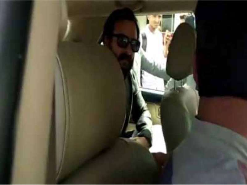 शीशे ऊपर कर ले वरना पड़ेगी : सैफ अली खान शीशे ऊपर कर ले वरना पड़ेगी : सैफ अली खान