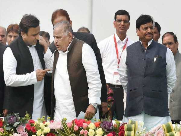 शिवपाल व मुलायम के बीच तनातनी से मिल कुछ नए संकेत शिवपाल व मुलायम के बीच तनातनी से मिल कुछ नए संकेत