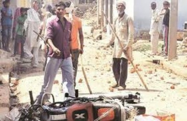लाउड स्पीकर को लेकर खूनी जंग फूंके 25 घर लाउड स्पीकर को लेकर खूनी जंग फूंके 25 घर