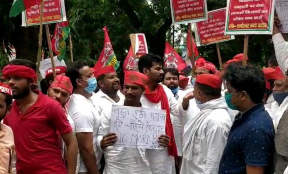 बेरोजगारी व निजीकरण को लेकर समाजवादी पार्टी के नेताओं ने किया धरना प्रदर्शन बेरोजगारी व निजीकरण को लेकर समाजवादी पार्टी के नेताओं ने किया धरना प्रदर्शन
