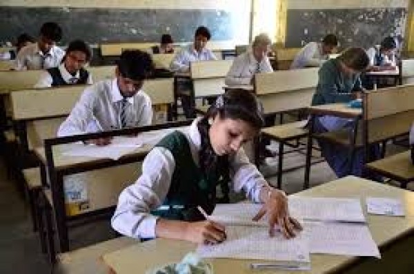 प्राइवेट स्कूलों में पेरेंट्स पर फीस का बोझ क्यों? प्राइवेट स्कूलों में पेरेंट्स पर फीस का बोझ क्यों?