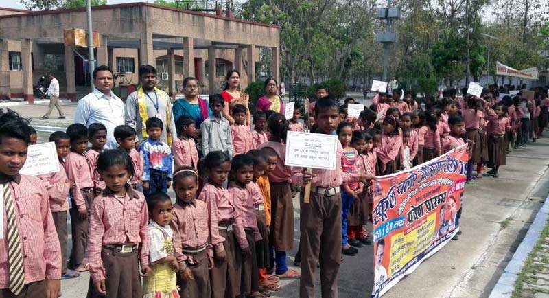 बलरामपुर में स्कूली बच्चों द्वारा धुसाह से जिलाधिकारी आफिस तक स्कूल चलो अभियान के गूँजे नारे