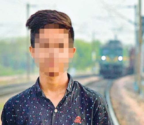 ट्रैक पर पत्थरों के ढेर से रोक दी राजधानी, फिर 3 दोस्तों ने ली सेल्फी ट्रैक पर पत्थरों के ढेर से रोक दी राजधानी, फिर 3 दोस्तों ने ली सेल्फी