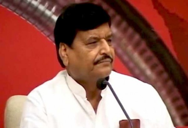 मंच पर : शिवपाल ने छुए रामगोपाल के पैर मंच पर : शिवपाल ने छुए रामगोपाल के पैर