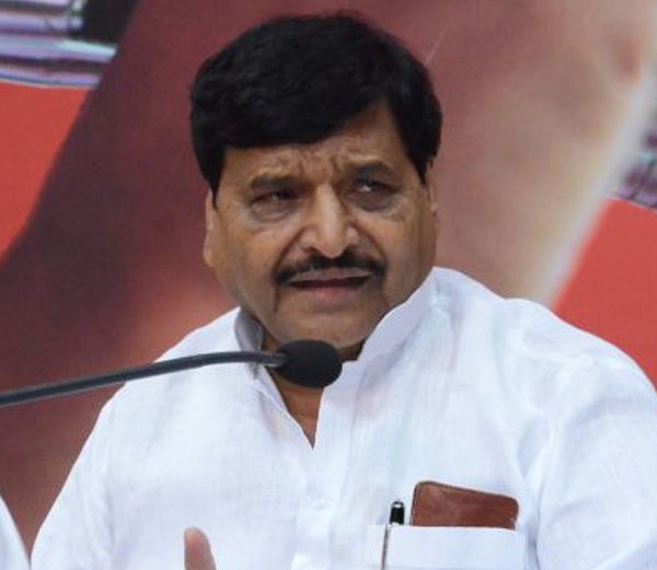 शिवपाल यादव ने घर से हटवाई मंत्री पद की नेम प्लेट शिवपाल यादव ने घर से हटवाई मंत्री पद की नेम प्लेट