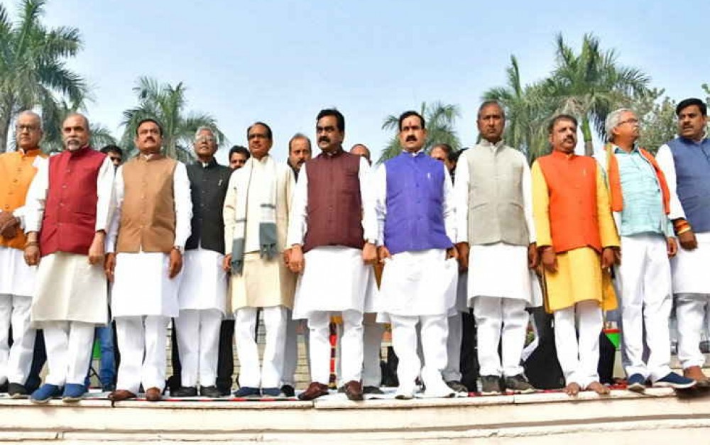 वल्लभ भवन के सामने पूर्व CM शिवराज सिंह चौहान ने विधायकों व पार्टी के नेताओं के साथ गाया वंदेमातरम् वल्लभ भवन के सामने पूर्व CM शिवराज सिंह चौहान ने विधायकों व पार्टी के नेताओं के साथ गाया वंदेमातरम्