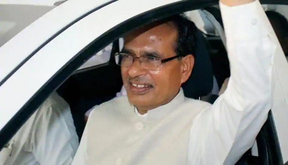 राज्यपाल को इस्तीफा सौंपने जा रहे शिवराज सिंह बोले, हम संख्याबल के आगे सिर झुकाते हैं राज्यपाल को इस्तीफा सौंपने जा रहे शिवराज सिंह बोले, हम संख्याबल के आगे सिर झुकाते हैं