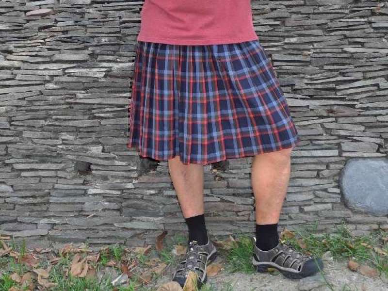 लड़कियों के साथ साथ अब लड़के भी स्कर्ट पहनकर स्कूल जा सकते है 