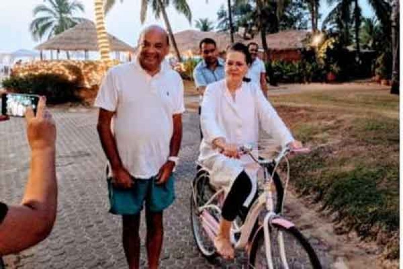 राहुल को जिम्मेदारी सौंपकर सोनिया गांधी ने लिया छुट्टियों का आनंद, तस्वीरें हुई वायरल राहुल को जिम्मेदारी सौंपकर सोनिया गांधी ने लिया छुट्टियों का आनंद, तस्वीरें हुई वायरल